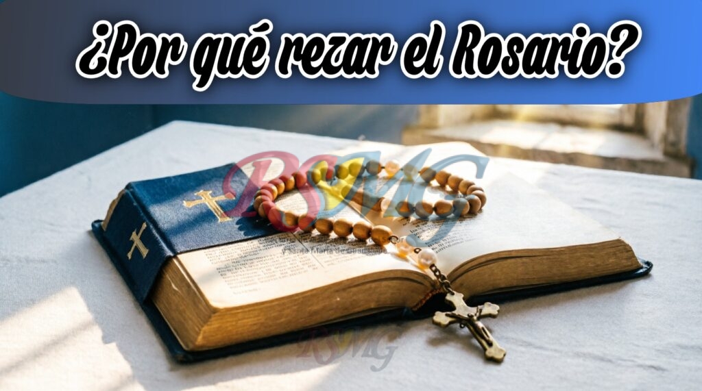 Biblia y Rosario católico utilizados para la oración y la meditación del Evangelio según la enseñanza de la Iglesia Católica.