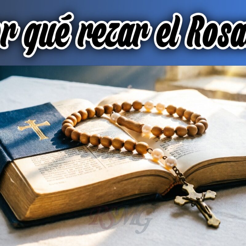Biblia y Rosario católico utilizados para la oración y la meditación del Evangelio según la enseñanza de la Iglesia Católica.